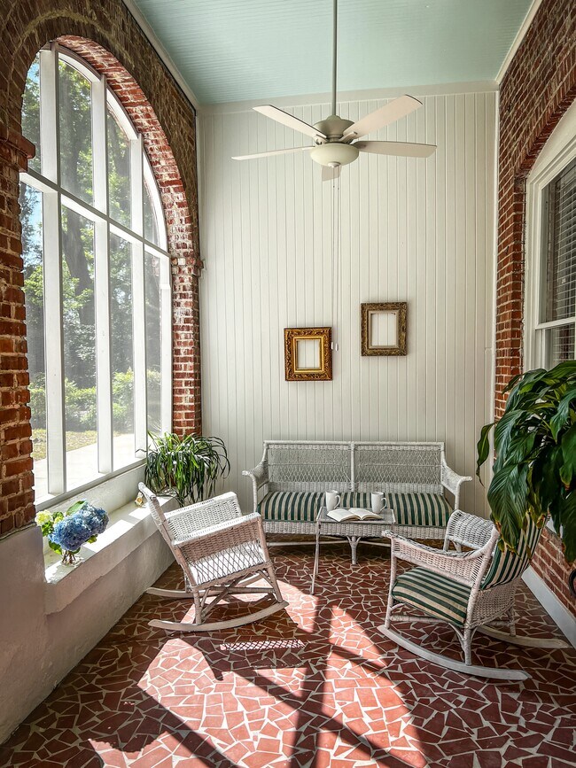 Large screened in porch - 1133 S Grand St Unit Apt 4 Furnished