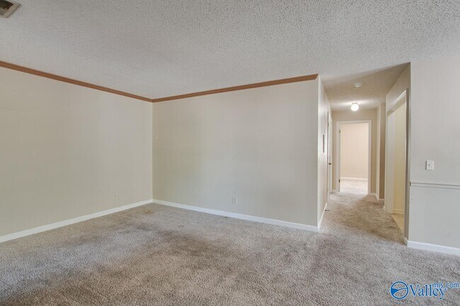6201 Friar Tuck Dr NW Unidad D