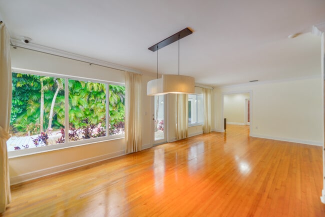 Photo - 911 Mariana Ave