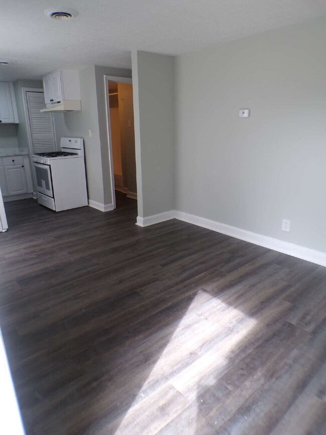 Building Photo - 2 bedroom 1 bath apartment near Church Hill Downs and University of Louisville, all utilities inc...
