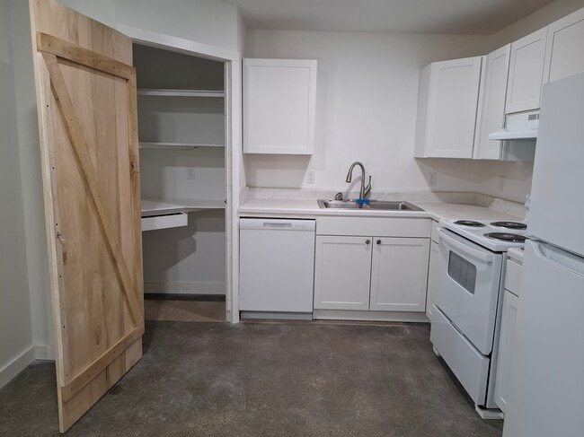 Large Pantry - 48 Lena Dr Unit 48 Lena DR