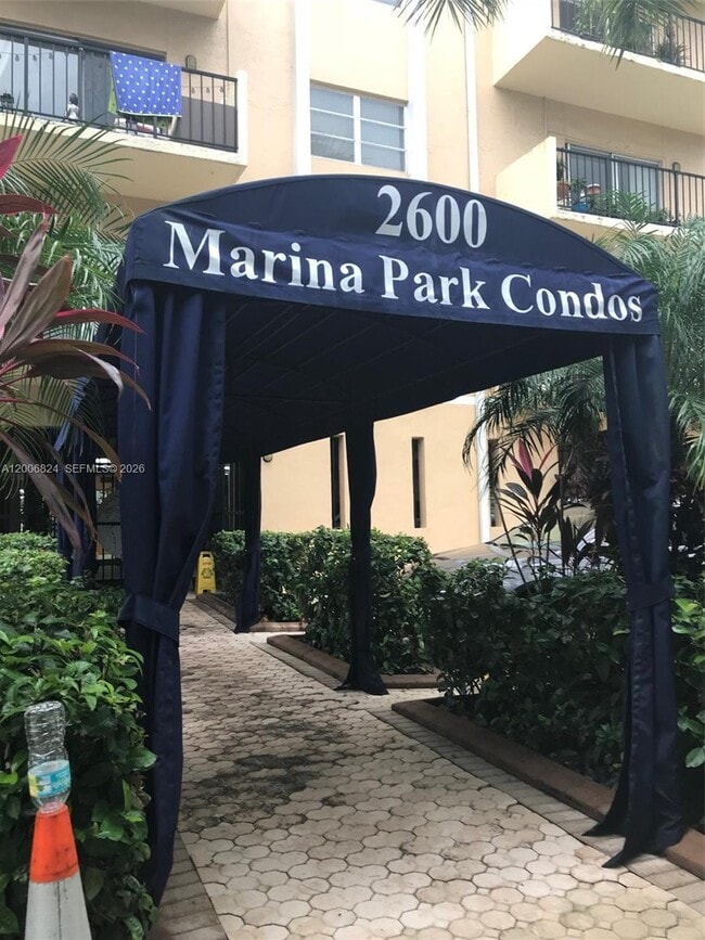 Building Photo - 2600 NE 135th St Unit 3F-A