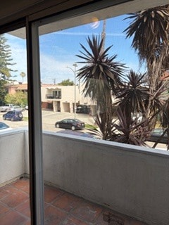 Patio privado con vistas a una bonita calle arbolada. - 1123 S Wooster St Unidad 101