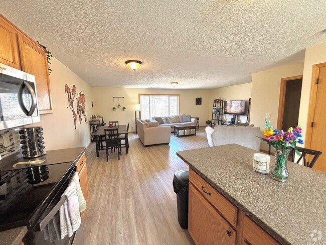 Building Photo - Updated 3bed 3bath End Unit Townhome w’Gre...