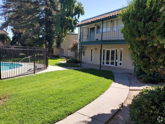 Building Photo - 2 Bedroom Upper Unit 14 Rental