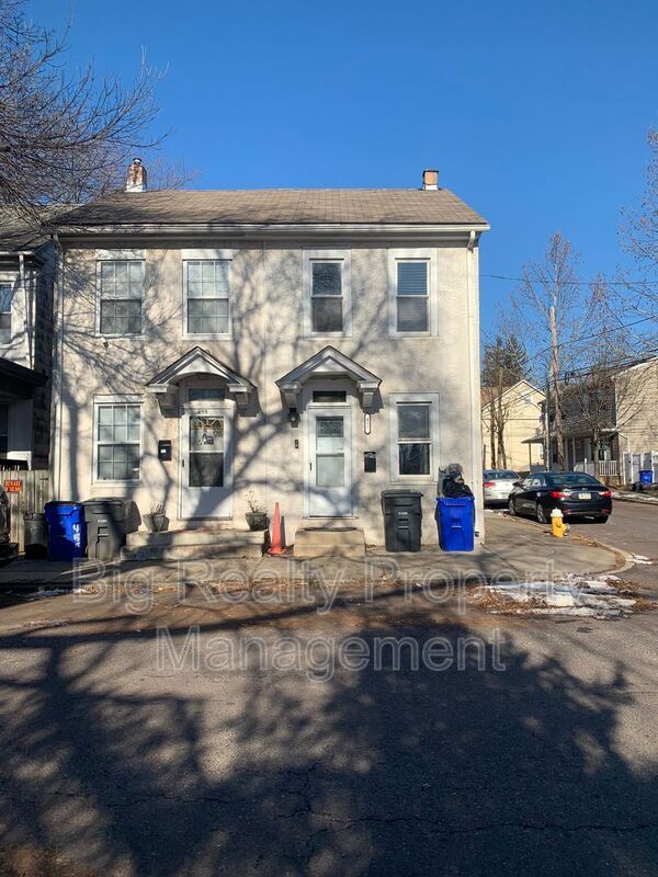 Building Photo - 457 Walnut St