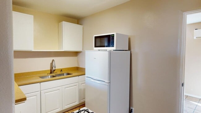 Photo - Centrally located studio apartment. Utilit... Unit 1450  4