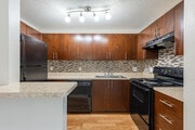 1BR, 1BA - 900SF - Breakers Premium - Kitchen