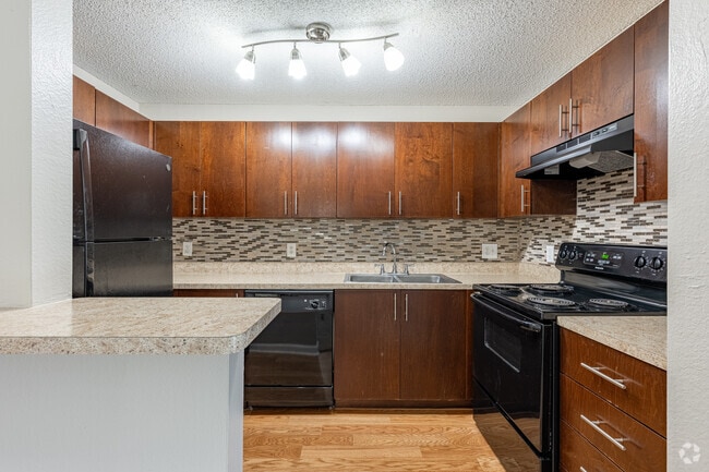 1BR, 1BA - 900SF - Breakers Premium - Kitchen