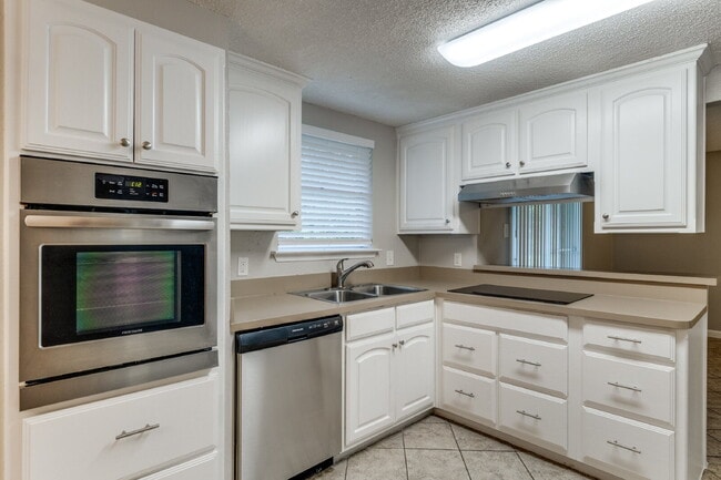 Photo - Comfortable & Stylish 3-Bedroom Home in Grand Prairie