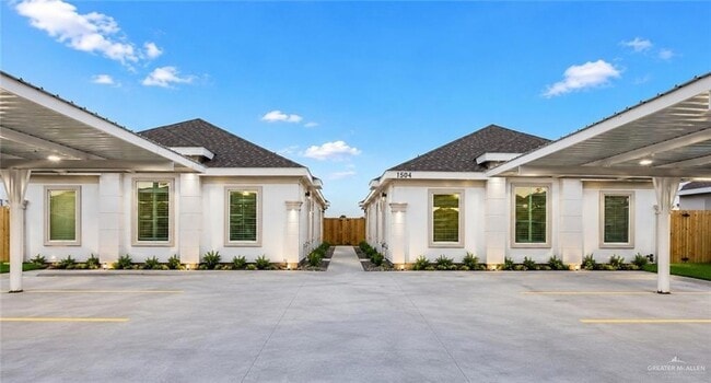 Building Photo - 1505 Shavano Dr Unit 4