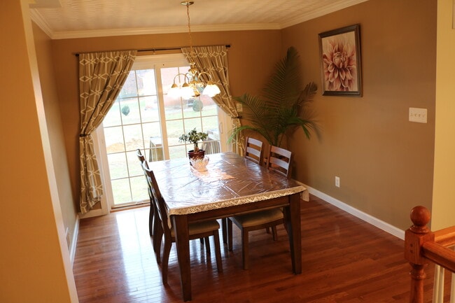 Building Photo - 7805 Howard St Unit BR#4