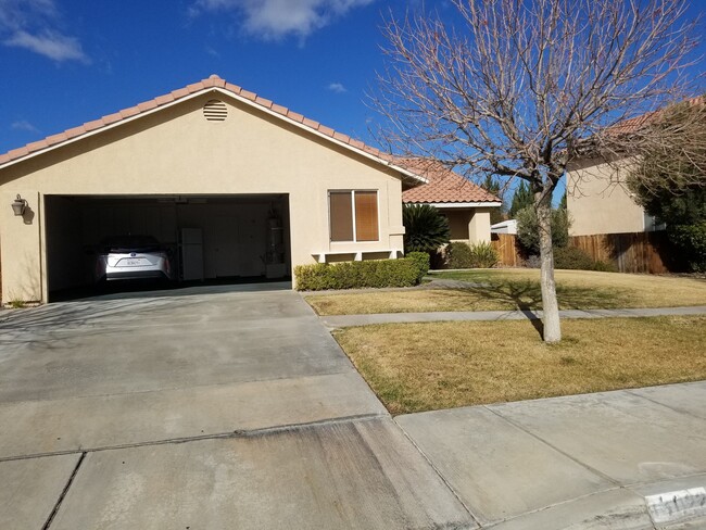 Beautiful Ridgecrest Home, 3 Bedroom + Bon... - Beautiful Ridgecrest Home, 3 Bedroom + Bon...