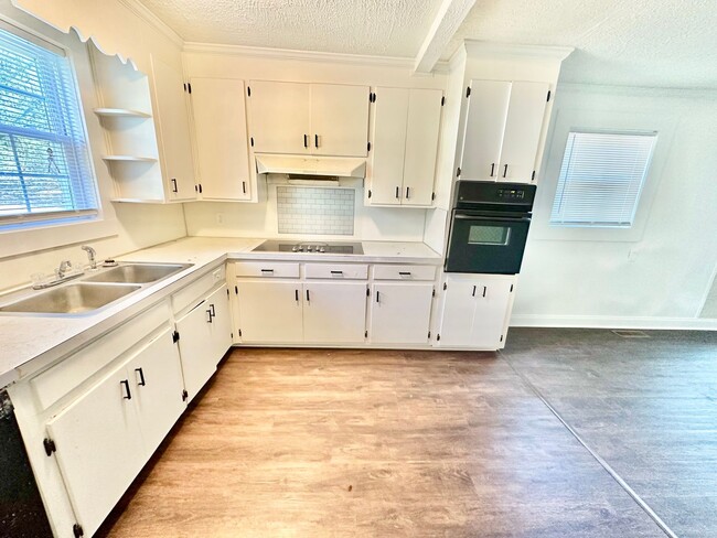 Photo - 690 Robertson Rd