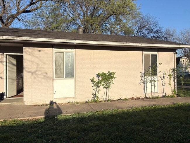 Building Photo - 1109 E 9th St