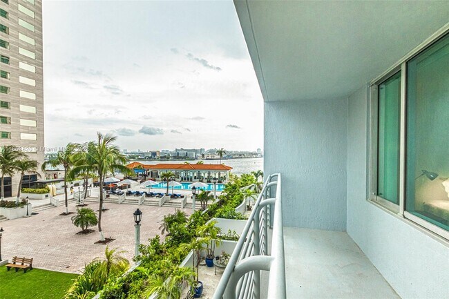 Photo - 335 S Biscayne Blvd Unidad 902