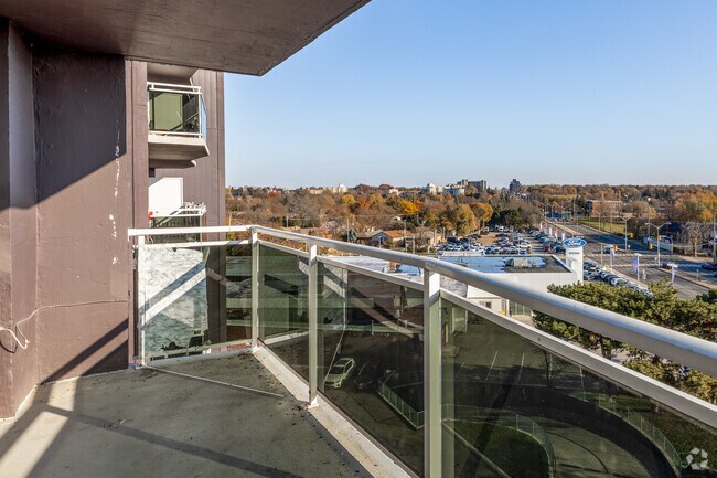 1BR, 1BA - 714SF - Balcony