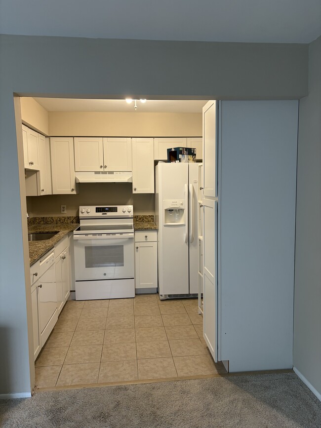 Building Photo - 5131 Buckingham Unit 1