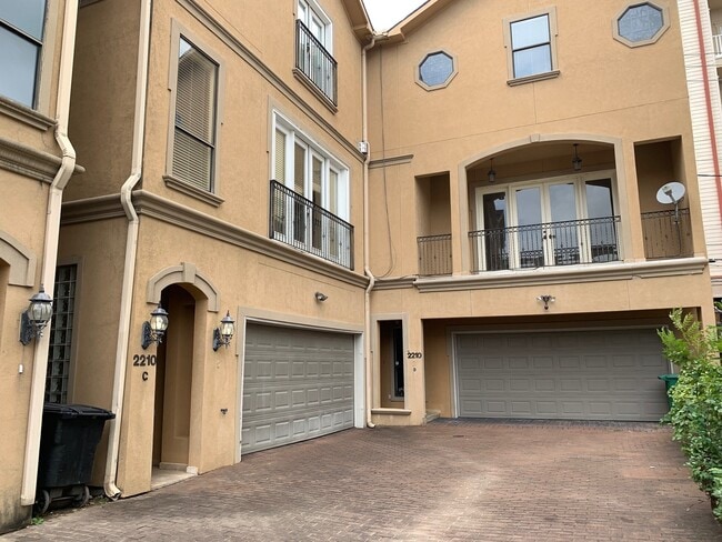 Building Photo - 2210 Bellefontaine