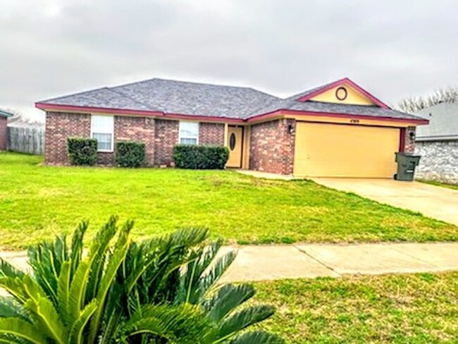 Check out this ADORABLE 4 bed / 2 bath hom... - Check out this ADORABLE 4 bed / 2 bath hom... House