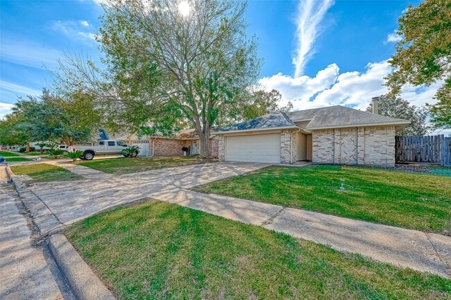 Photo - 16938 Enchanted Cir E