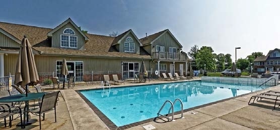 clubhouse-pool - 3001 E Chestnut Ave Unit E42