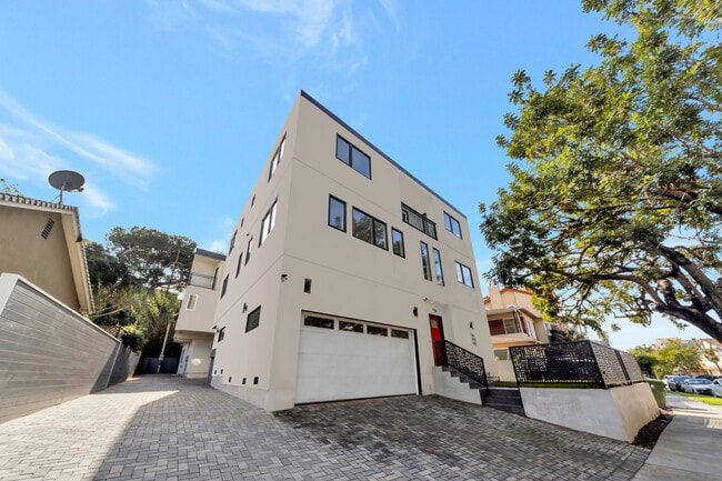 Building Photo - 7108 Ramsgate Ave Unit 7108 Half