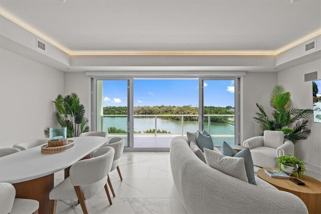 Building Photo - 1020 Sunset Point Rd Unit 310