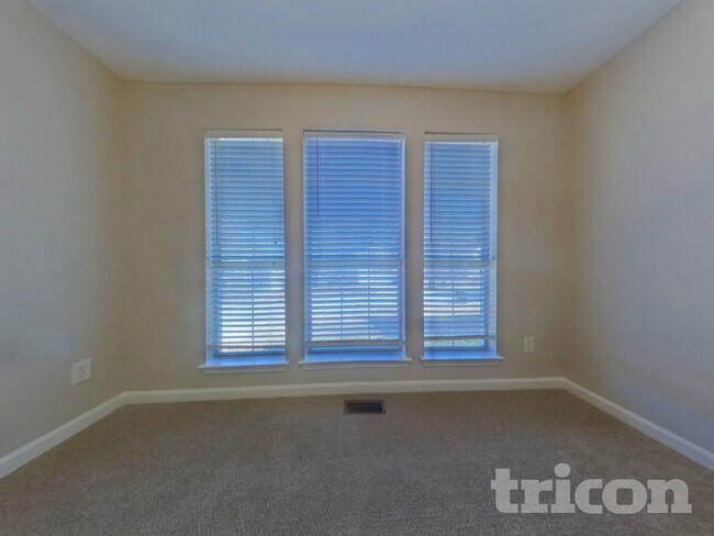 Photo - 6402 Hillview Ln