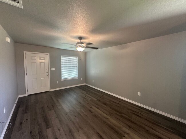 Photo - AVAILABLE NOW - (SECTION 8 ACCEPTED)