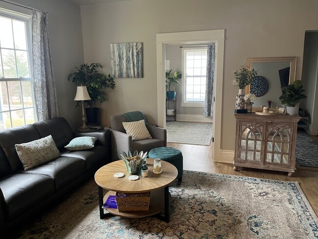 Tercer dormitorio al lado de la sala de estar, perfecto para oficina o sala de yoga dedicada. - 314 N Van Buren St Unidad #1Lower