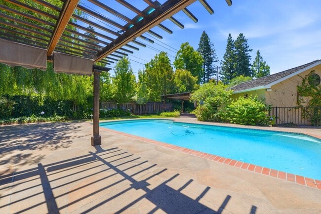 Photo - 1825 White Oak Dr