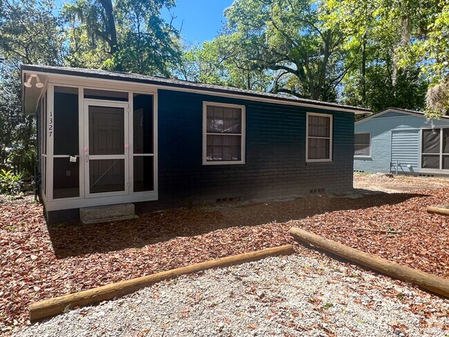 Building Photo - 2BR/1BA Renovated Cottage Within Minutes o... Rental