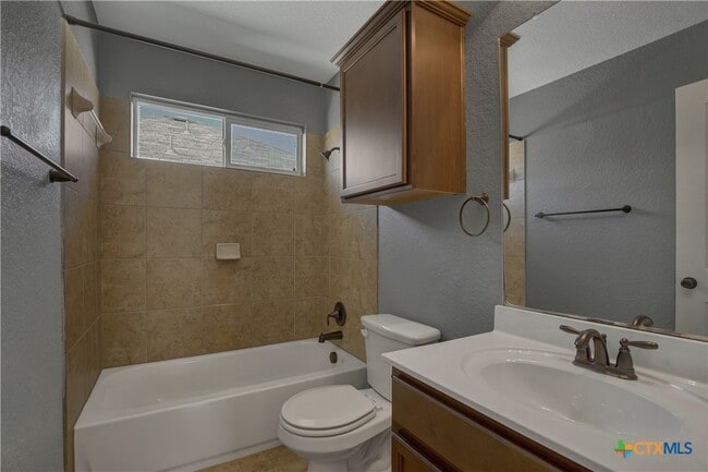 Photo - 240 Oak Creek Way