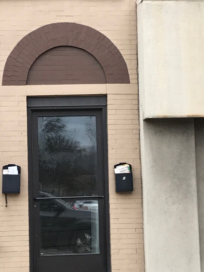 Private entrance - 604 Washington Ave Unit 1