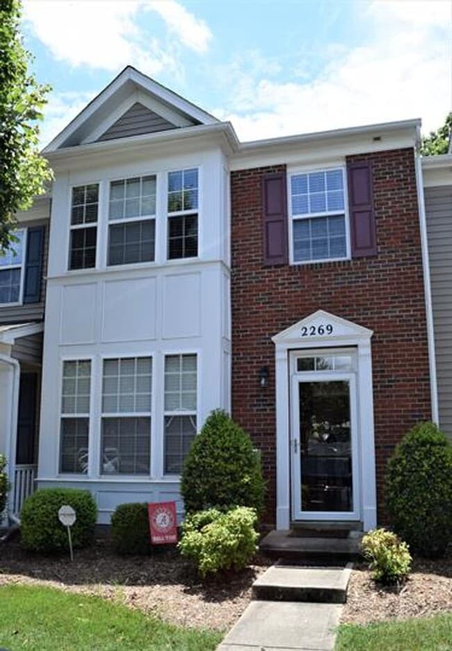 Building Photo - Beautiful Townhome - Great Location