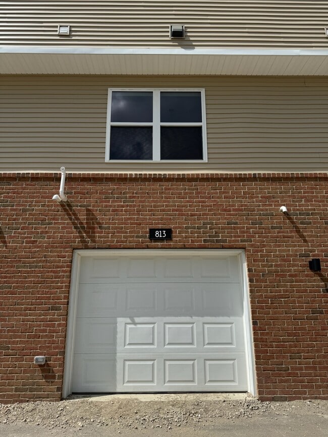 Photo - 813 Canterbury Ln