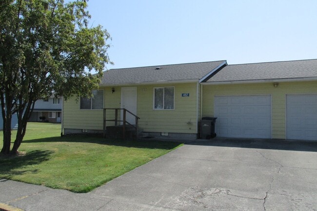 Building Photo - W. Victoria Ave, 482-496 Unit 482