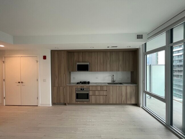 Photo - 370 N Desplaines St