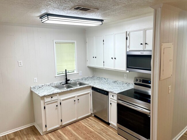 Photo - 2 Bed, 1 Bath Available for Rent in Brandon! Unit 7