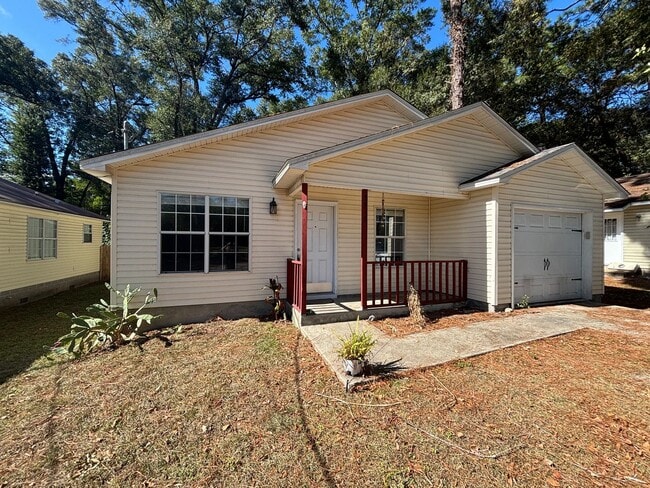Building Photo - Spacious 4-Bed, 2-Bath Home with Yard and ...