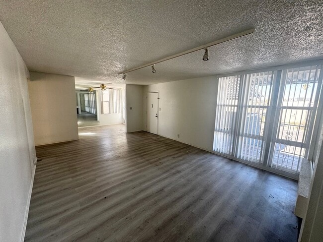 Building Photo - SPACIOUS AND REMODELED 1 BEDROOM 1 BATH, SECOND FLOOR Unit Sylvia D