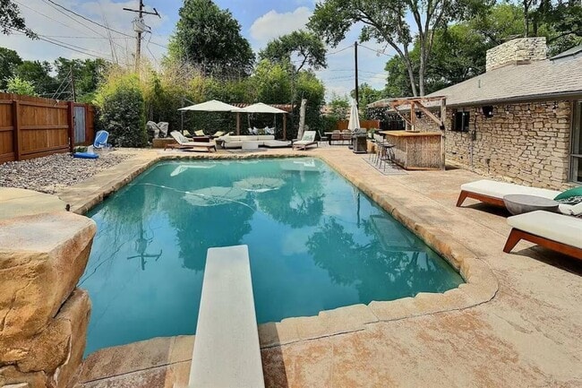 6102 Cherrylawn Cir