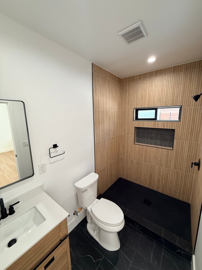 Photo - 111 E 60th St