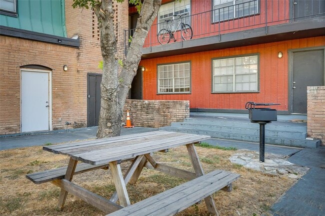 Building Photo - 307 E 31st St Unit 106