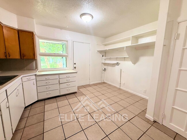 Photo - 1529 SW Polk St Unit Back