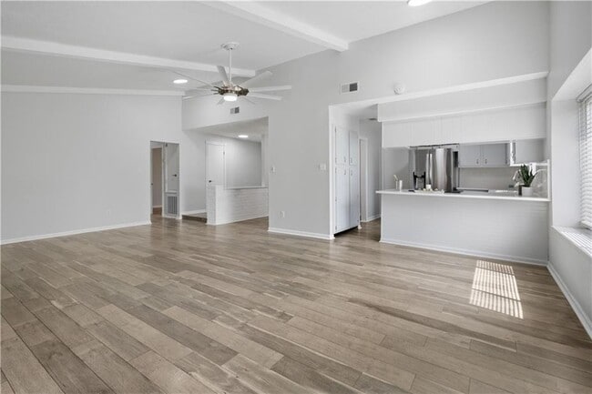 Photo - 303 Runnymeade Cir