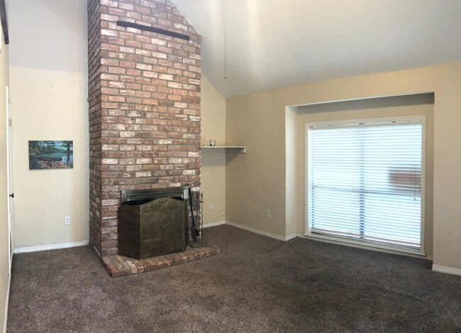 Photo - 2 Bedroom Located off Brightside in Sharlo on LSU Bus Route! Great fenced yard with Patio