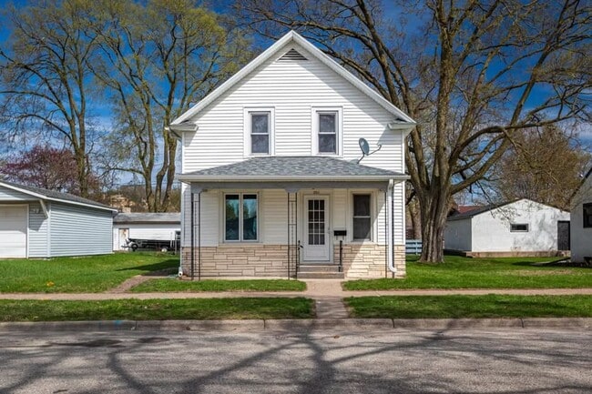 Photo - Southside 3BR house w/ garage and quartz countertops!