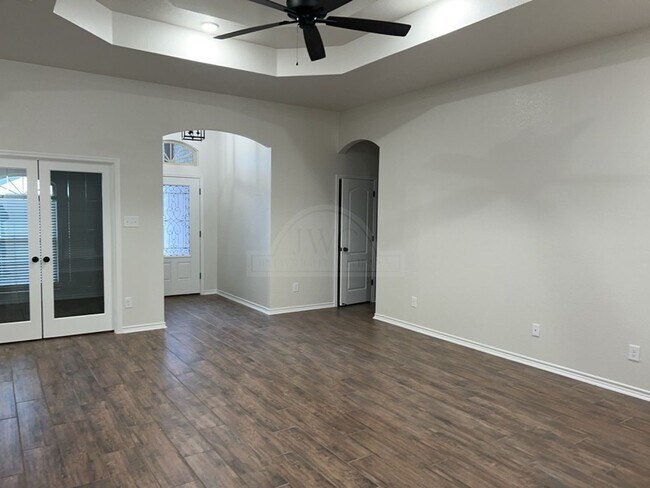 Photo - 805 Dred Roger Circle